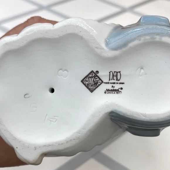 Nao Lladro 1977 Girl with Footbath - Picture 5 of 5